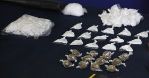 Mujer fue detenida por vender drogas en su casa: estaba con arresto domiciliario