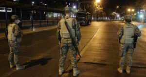 Dos civiles resultaron heridos: militares utilizaron armamento tras incidente en control por toque de queda