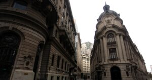 Bolsa de Santiago se derrumba tras aprobación en particular del retiro de fondos