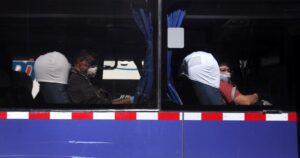 Buses toman pasajeros en las afueras de terminal de Estación Central para evitar fiscalizaciones