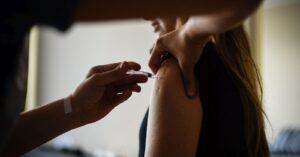 Ministro Paris adelanta que las pruebas de la vacuna comenzarán en agosto