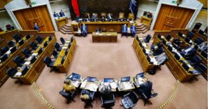 Proyecto que extiende postnatal durante la pandemia se jugará su última carta en el Senado