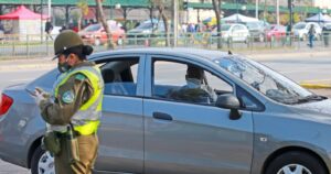 Con permiso falso y drogas: dos detenidos por intentar sobornar a Carabineros en La Reina