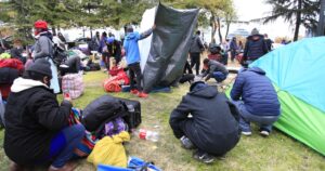 Ciudadanos bolivianos vuelven a acampar en las afueras del consulado en Providencia