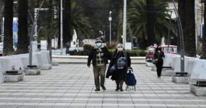 Patricio Bañados, Gabriela Hernández y Mary Rose Mac-Gill convencieron a Paris para modificar permisos para mayores de 75 años