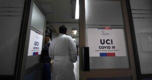 Contagios y fallecidos por COVID-19 mantienen sostenida baja por casi dos meses