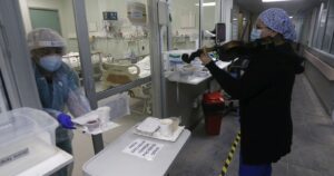 Traspasó las fronteras: historia de enfermera de Hospital El Pino que toca el violín a pacientes llegó a la revista Time