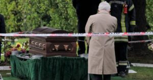 Ministro Enrique Paris asistió al funeral de su padre en Machalí