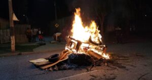 Los incidentes y barricadas que marcaron noche de protestas en Santiago