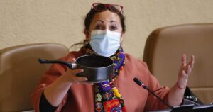 VIDEO–Diputada caceroleó mientras argumentaba su voto por el retiro del 10% de los fondos