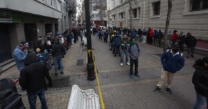 Páginas caídas y filas en oficinas de las AFP: así comenzó el retiro del 10% de los fondos