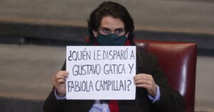 El cartel de Gonzalo Winter durante la Cuenta Pública