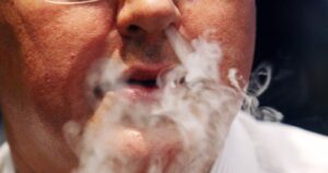 Cómo los fumadores podrían transformarse en focos de contagio de COVID-19