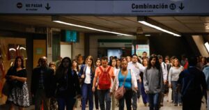 Gobierno sugiere horarios diferidos de ingreso a clases para evitar aglomeraciones en transporte público