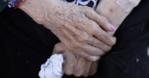 Llevaban meses sin contactarse con un familiar: hallan a dos adultos mayores fallecidos en vivienda de Las Condes