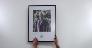 VIDEO | Alcalde de Rancagua retira cuadro de Piñera desde su oficina