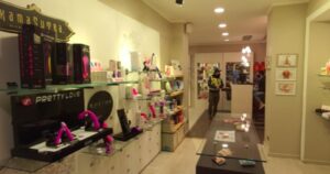 Inician sumario sanitario contra tiendas del mall Apumanque: funcionaba hasta delivery de sex shop