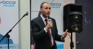 Jefe de política tributaria de la OCDE arremete contra impuesto a los súper ricos: 