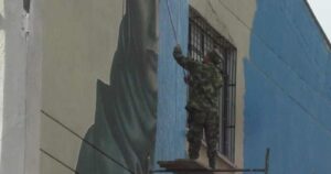 No es Chile: la historia detrás de la foto de militares borrando un mural