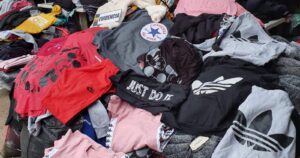 Siete detenidos: descubren cuatro talleres clandestinos que falsificaban ropa deportiva que era vendida en ferias libres