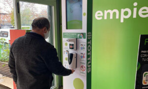 Tótems automáticos para medir temperatura y dispensar alcohol gel es la innovadora apuesta sanitaria de Tottus