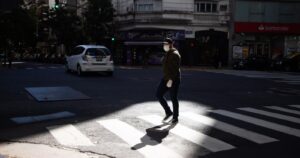 Argentina alcanza récord de muertes en primer día de flexibilización de la cuarentena