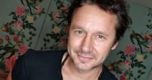 La primera imagen de Benjamín Vicuña con su hijo recién nacido