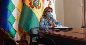 Presidenta de Bolivia anuncia que dio positivo a COVID-19