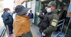 Pese a advertencias, autoridades bolivianas suministran dióxido de cloro a pacientes con coronavirus en Sucre