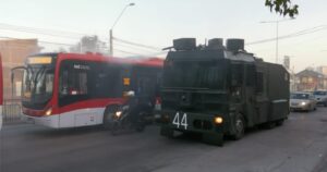 Independencia usa carro lanzaaguas de Carabineros para sanitizar calles