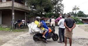 Chilenos varados en India son detenidos por dormir en el patio de una casa