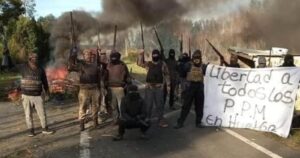 Encapuchados y armados: grupo interrumpe tránsito entre Tirúa y Cañete