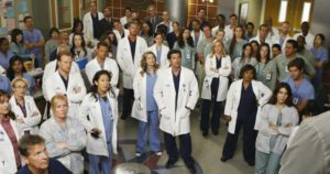 VIDEO - Actor recurrió a su fallecido personaje en Grey's Anatomy para promover uso de la mascarilla