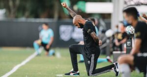 VIDEO – Thierry Henry se arrodilló por ocho minutos en honor a George Floyd