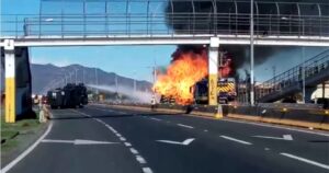 VIDEO - Camión que transportaba cilindros de gas se incendió en entrada a Rancagua