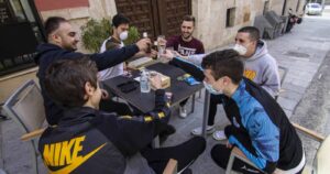 OMS culpa a los jóvenes por rebrotes de coronavirus: 