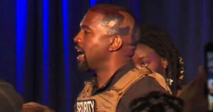 VIDEO - Con llanto incluido: así fue el primer mitín oficial de Kanye West como candidato presidencial