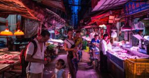 China reacciona y arremete contra los mercados de animales