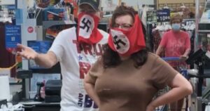 Walmart prohíbe ingreso por un año a pareja que usó mascarillas con la esvástica nazi