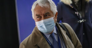 Ministro Paris llegó a Chiloé con cargamento de ventiladores mecánicos