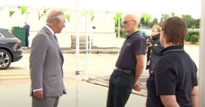VIDEO - Príncipe Carlos quedó en shock al ver a un hombre desmayarse frente a él