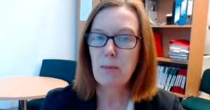 Científica que lidera el proyecto de Oxford probó la vacuna en sus trillizos