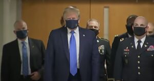 Donald Trump apareció por primera vez usando una mascarilla