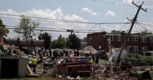 Explosión de gas destruye tres edificios en Estados Unidos y deja al menos un muerto