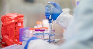 Italia inicia las pruebas en humanos de su vacuna contra el COVID-19