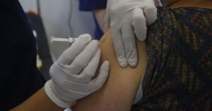 Vacuna que se probará en Chile funcionaría ante cualquier cepa del coronavirus