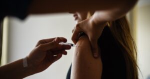 Gobierno buscará 3.000 voluntarios para iniciar ensayo clínico de vacuna contra el COVID-19 en Chile