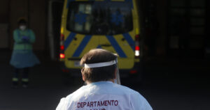 Contraloría detecta incongruencias en lista de fallecidos en dos informes Covid del Minsal