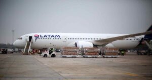 LATAM abre vuelos nacionales y reanuda algunas rutas internacionales