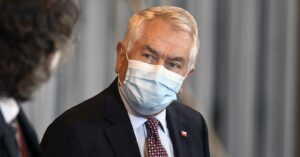 Paris afirma que vacuna contra el coronavirus será gratuita pero no necesariamente obligatoria